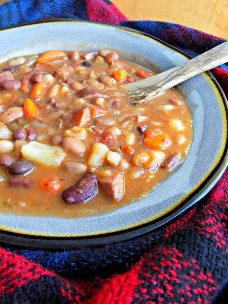 Sopa de kielbasa y 15 alubias