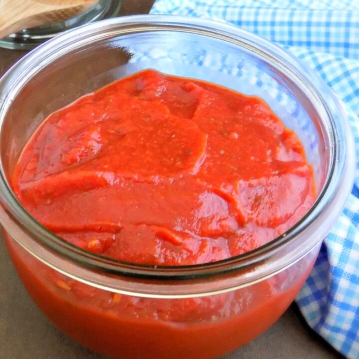 Quick and Easy Pantry Pizza Sauce - Make easy homemade pizza sauce with simple ingredients from your pantry || My Homemade Roots
