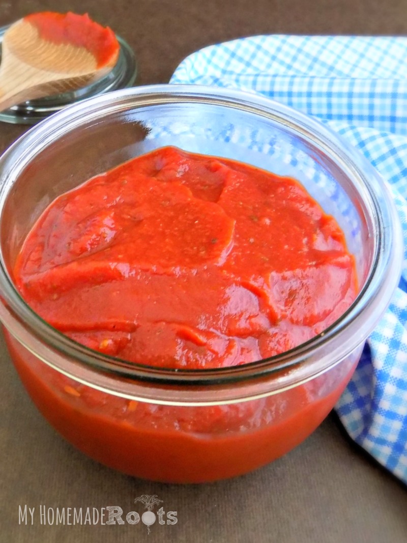 Quick and Easy Pantry Pizza Sauce - Make easy homemade pizza sauce with simple ingredients from your pantry || My Homemade Roots