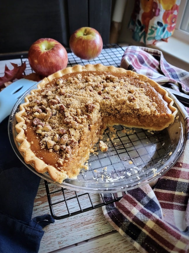 Apple Butter Pumpkin Pie with Pecan Streusel